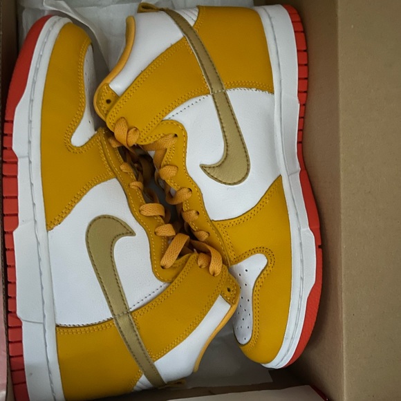 Nike Dunk High- University Gold - Picture 2 of 6